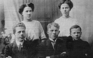 Bornin fra Sveinsstodum.jpg