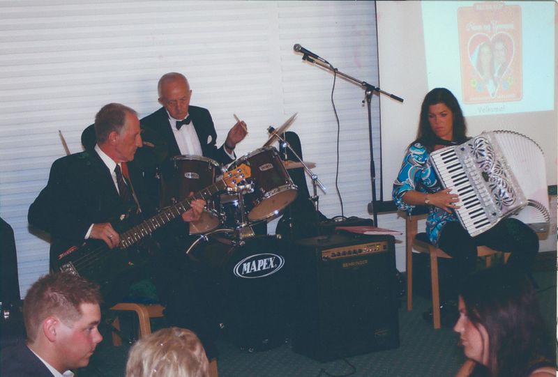 Mynd:Leikinn jass í brúðkaupi.jpg