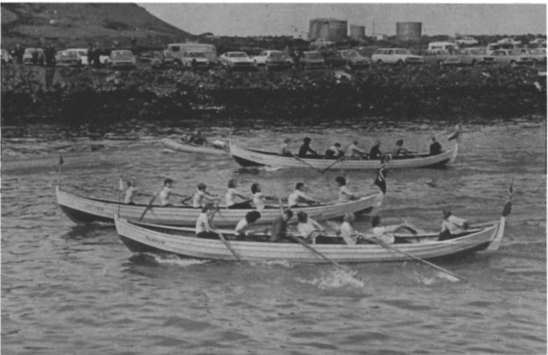 Mynd:Á Sjómannadaginn 1974 voru seinast notaðir kappróðrarbátarnir.png
