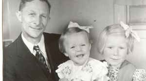 Halldór Magnússon og dætur.jpg