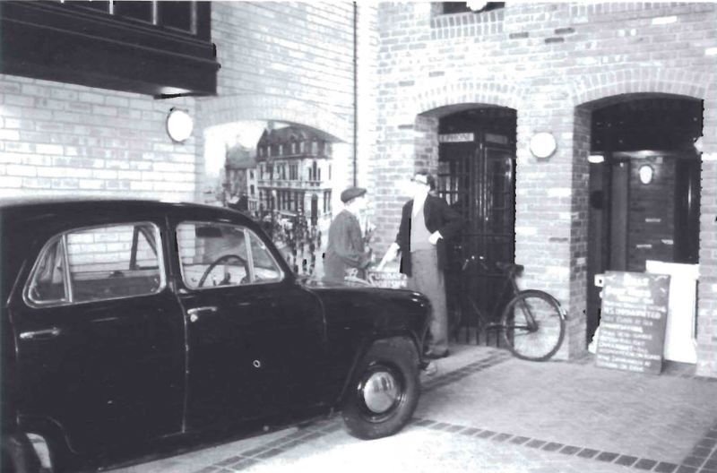 Mynd:Í anddyrinu er sviðsett Sdbl. 1992.jpg