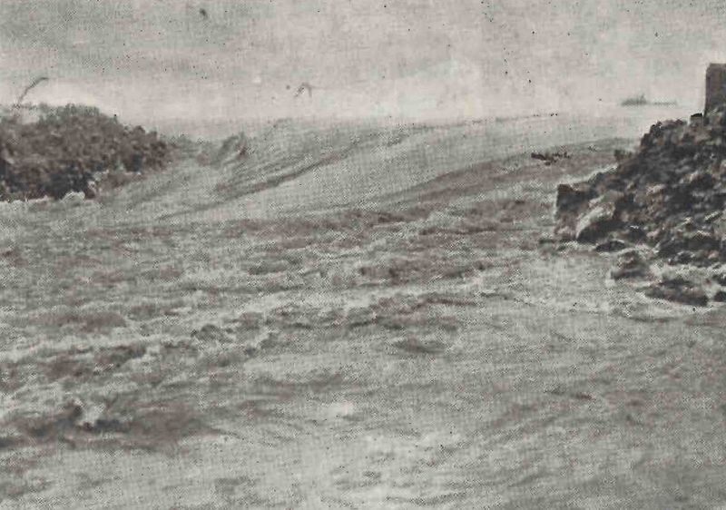 Mynd:Straumurinn brýst gegnum síðasta skarðið Sdbl. 1958.jpg