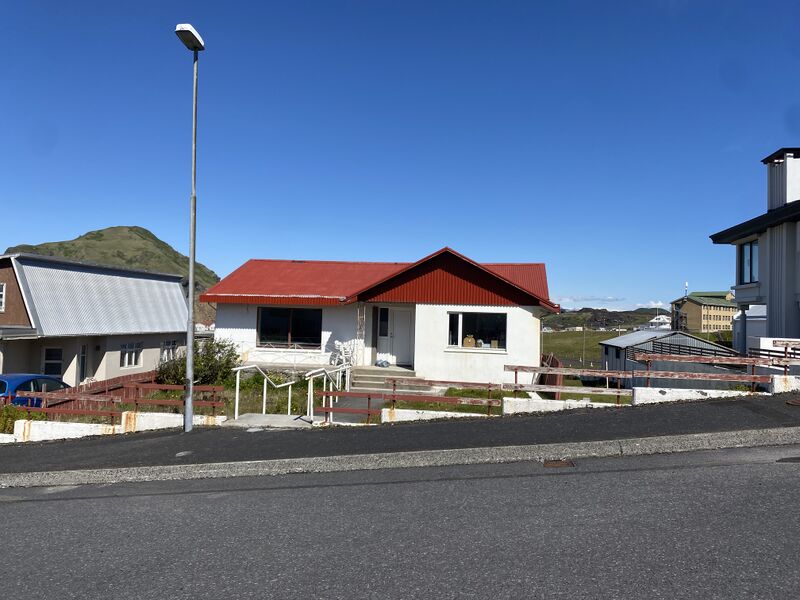 Mynd:Brattagata 3 sumarið 2024.jpg