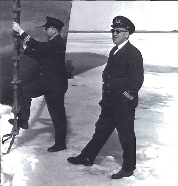 Mynd:Hvassafellið fast í ís Sdbl. 1999.jpg