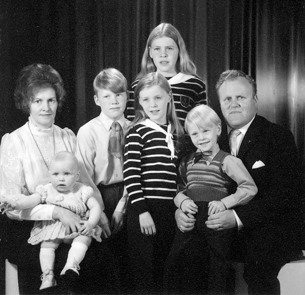 Mynd:Helgafellsbraut 27 fjolskyldan 1973.jpg