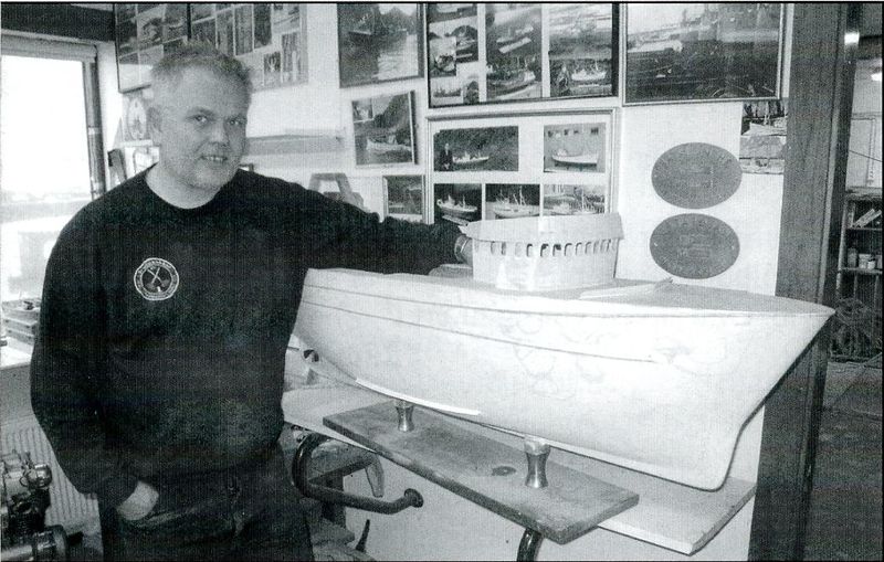 Mynd:Tryggvi við líkan af Dala-Rafni Sdbl. 2009.jpg