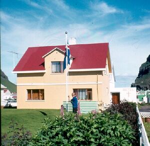 Oskar vid hus sitt.jpg