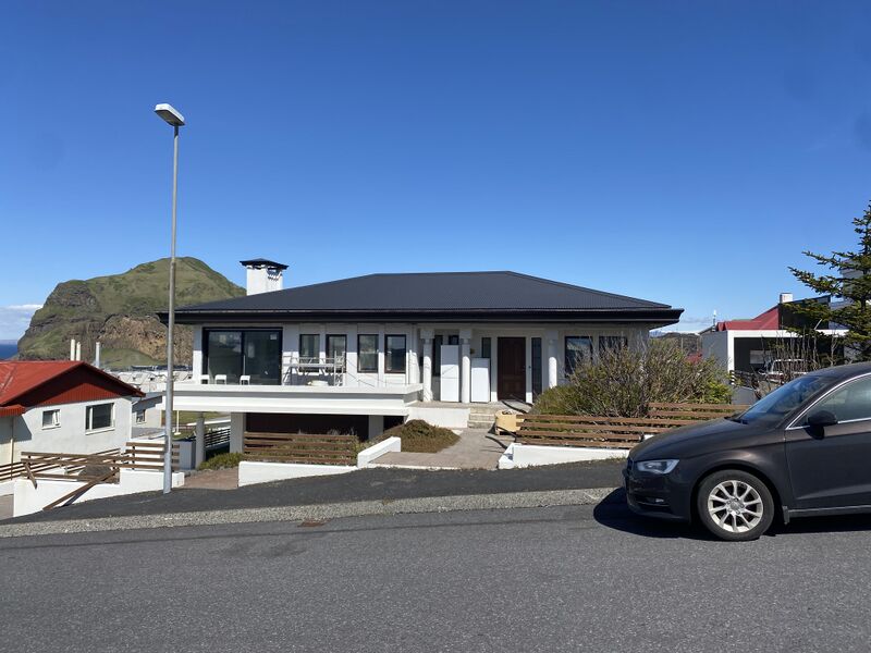 Mynd:Brattagata 5 sumarið 2024.jpg