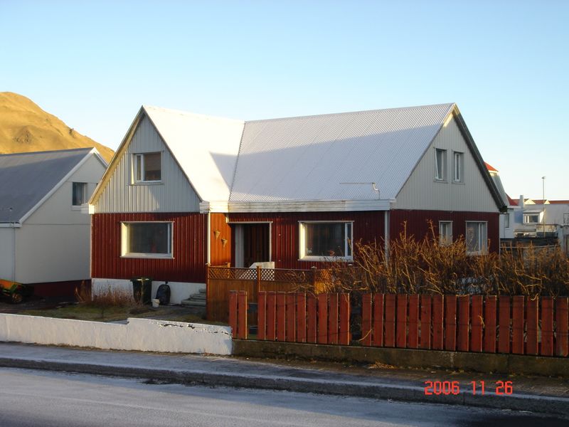 Mynd:Heiðarvegur 57.jpg