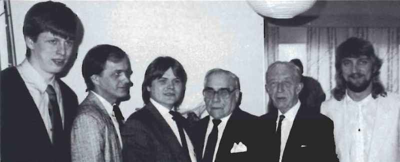 Mynd:Núverandi stjórn ásamt Haraldi Sigurðssyni SDBL. 1987.jpg