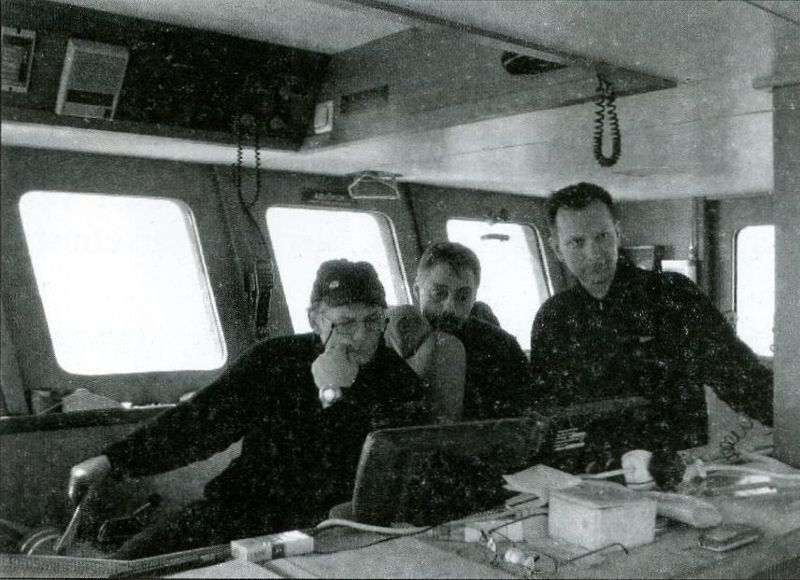 Mynd:Spáð í spilin á sandsílaleiðangri Sdbl. 2010.jpg