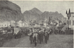 Skrúðganga á Sjómannadaginn 1952.png