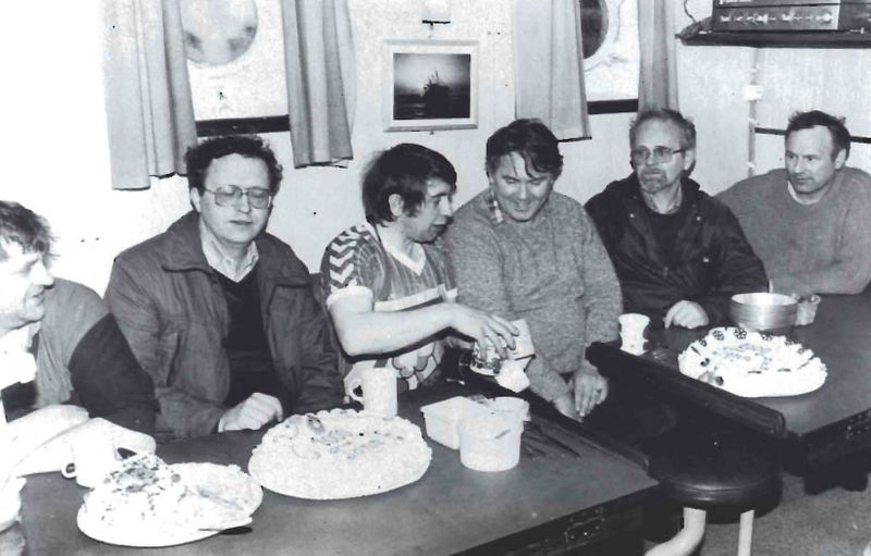 Mynd:Menn undirbúa að snæða 1000-tonna terturnar Sdbl. 1986.jpg