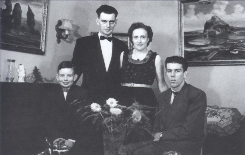 Mynd:Fjölskylda Jóns í Holti Sdbl. 2008.jpg