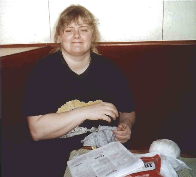 Mynd:Lilja með prjónana á lofti Sdbl. 1999.jpg