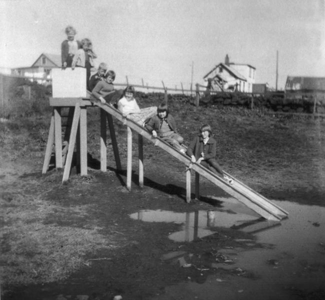 Mynd:Peto krakkar i rennibraut.jpg