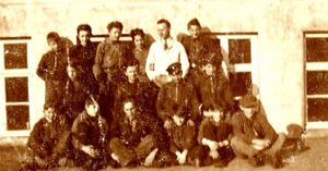 Við barnaskólann.jpg