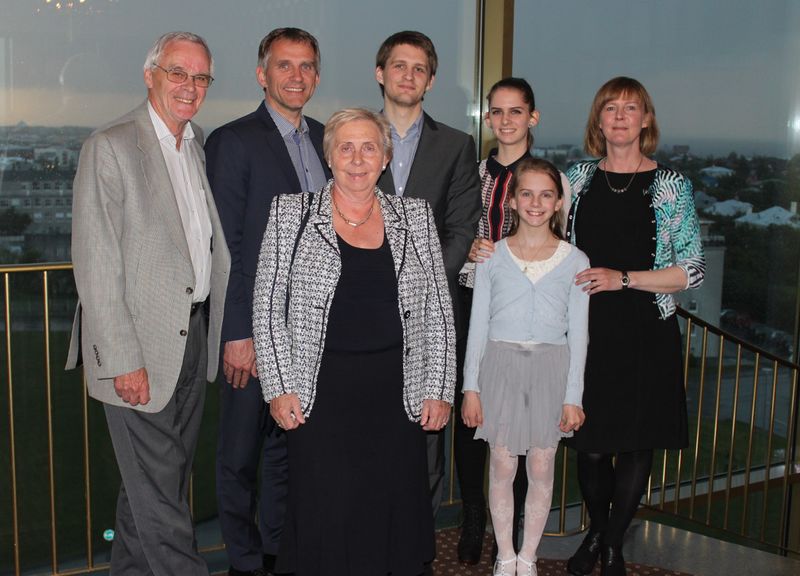 Mynd:Sigurður, Guðrún og fjölskylda.JPG