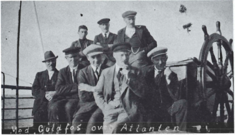 Mynd:Tvær skipshafnir á útleið, með eldra Gullfossi, til að sækja tvo báta til Danmerkur sumar 1925.png