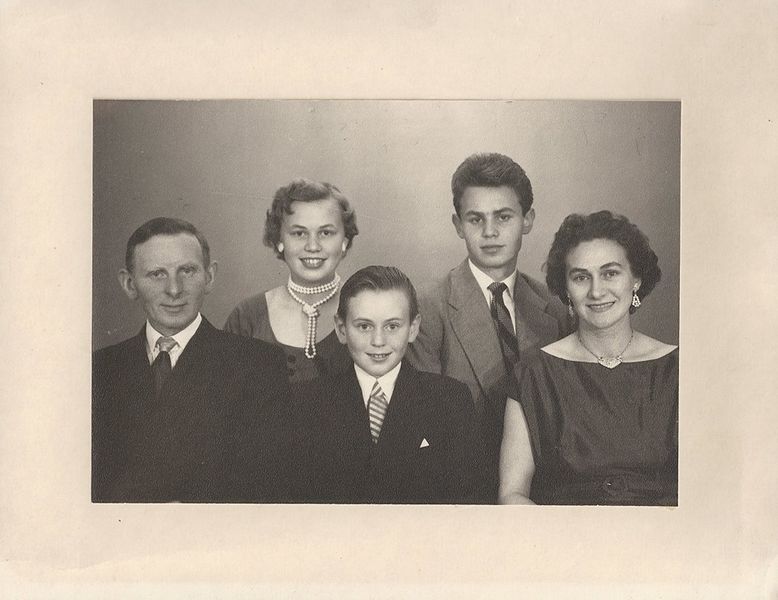 Mynd:Fjölskylda Tómasínu Olsen.jpg