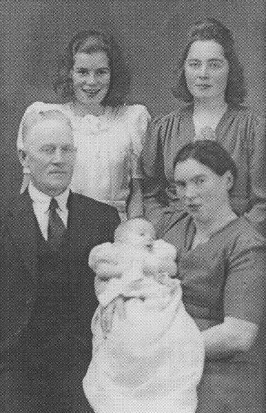 Mynd:Hermann Benediktsson og fjölskylda.JPG