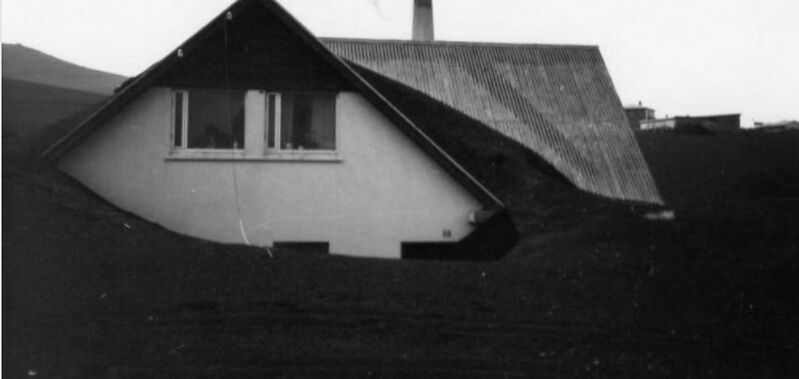 Mynd:Túngata 22 er þarna nánast í kafi í vikri.jpg