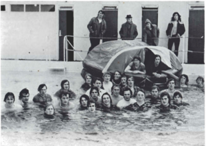 Nemendur Stýrimannaskólans á björgunaræfingu í gömlu lauginni í desember 1972.png