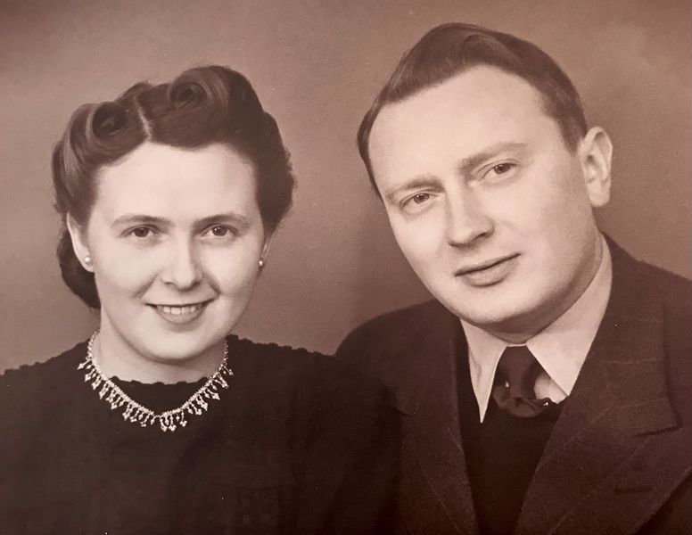 Mynd:Guðrún frá Hlíð og Villy.jpg