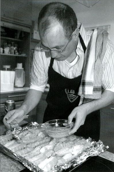 Mynd:Olíu dreift yfir humarinn Sdbl. 2009.jpg