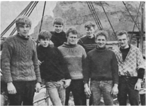 Skipshöfnin á Engey vertíðina 1969. Frá vinstri.png