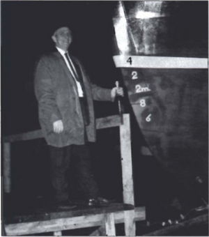 Óskar Matthíasson með kampavínsflöskuna.png